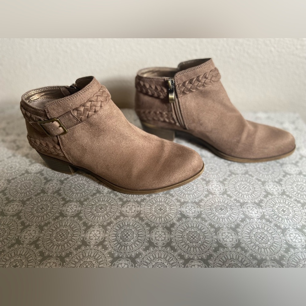 Life Stride~Tan~Faux Suede~Bootie~Block Heel~Braided/Buckle Detail~Size 8W